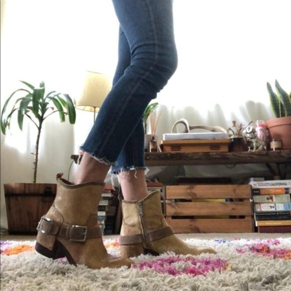 Donald J Pliner Wade Western Snakeskin Tan Ankle Boots size 6.5